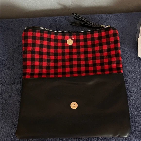 Elegant Red and Black Checkered Clutch - Picture 3 of 5